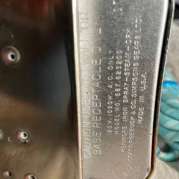 Vintage Electric Iron with Aqua Cord - Picture 12 of 13